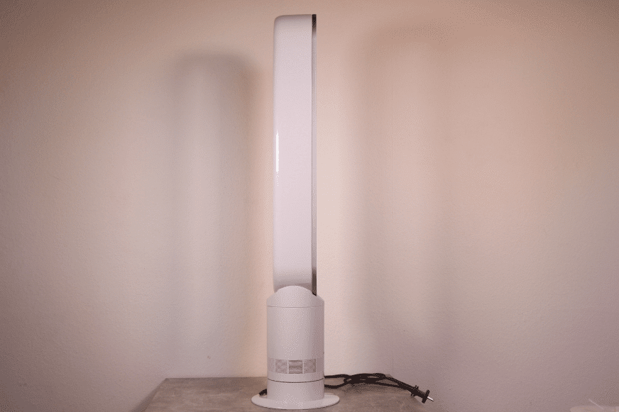 Der Dyson Cool AM07 Turmventilator steht seitlich im Profil